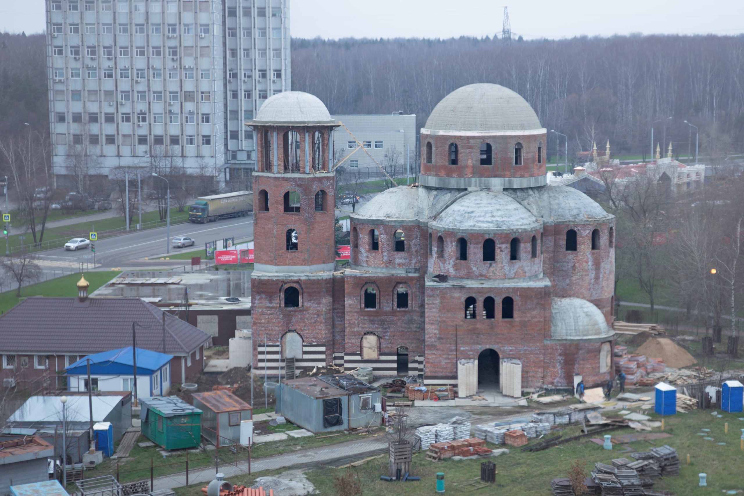 Храм ермогена. Храм Ермогена в Гольяново. Храм в честь священномученика Ермогена в Гольяново. Новый храм в Гольяново. Храм в Гольяново на пруду.