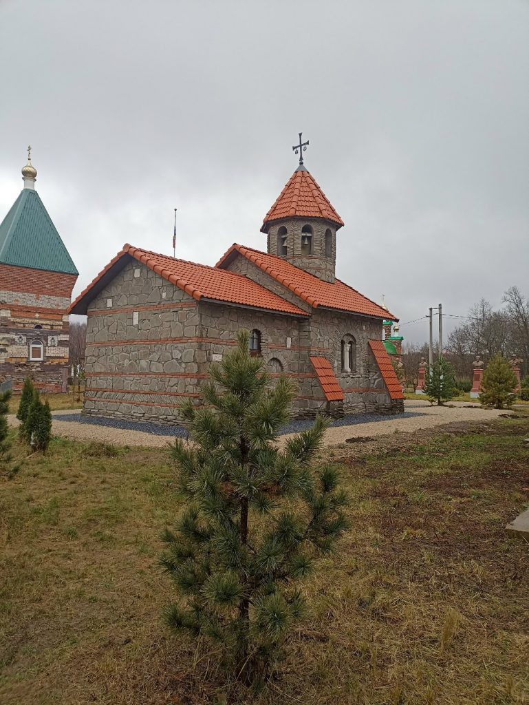 Литургия в храме прп. Гавриила Самтаврийского в Деревне Федора Конюхова