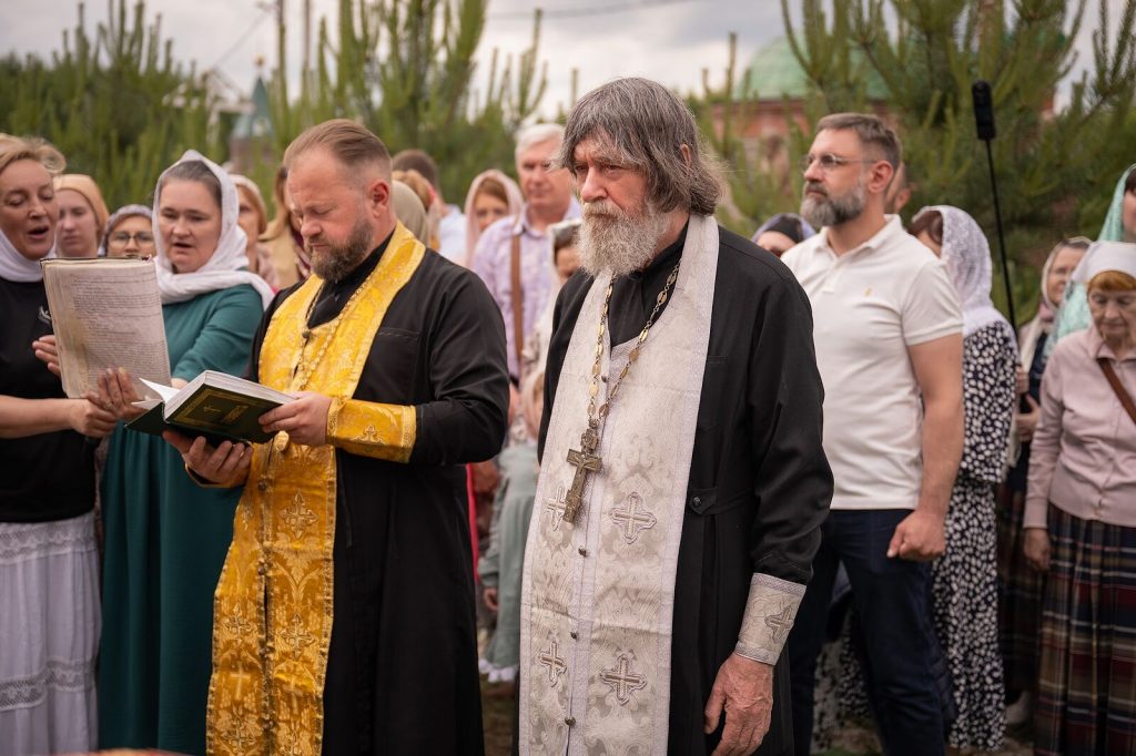ОТЕЦ ФЕОДОР КОНЮХОВ, ЕГО ДРУЗЬЯ И ДЕРЕВНЯ
