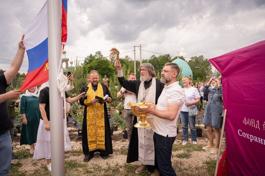 ОТЕЦ ФЕОДОР КОНЮХОВ, ЕГО ДРУЗЬЯ И ДЕРЕВНЯ