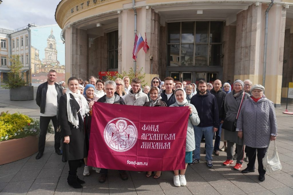 Осенняя Пасха: сотрудники и друзья Фонда прошли Общемосковский крестный ход