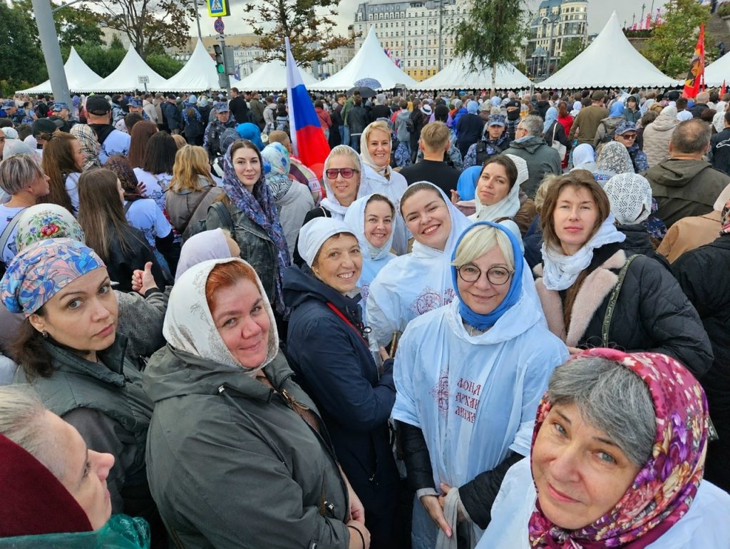 Осенняя Пасха: сотрудники и друзья Фонда прошли Общемосковский крестный ход