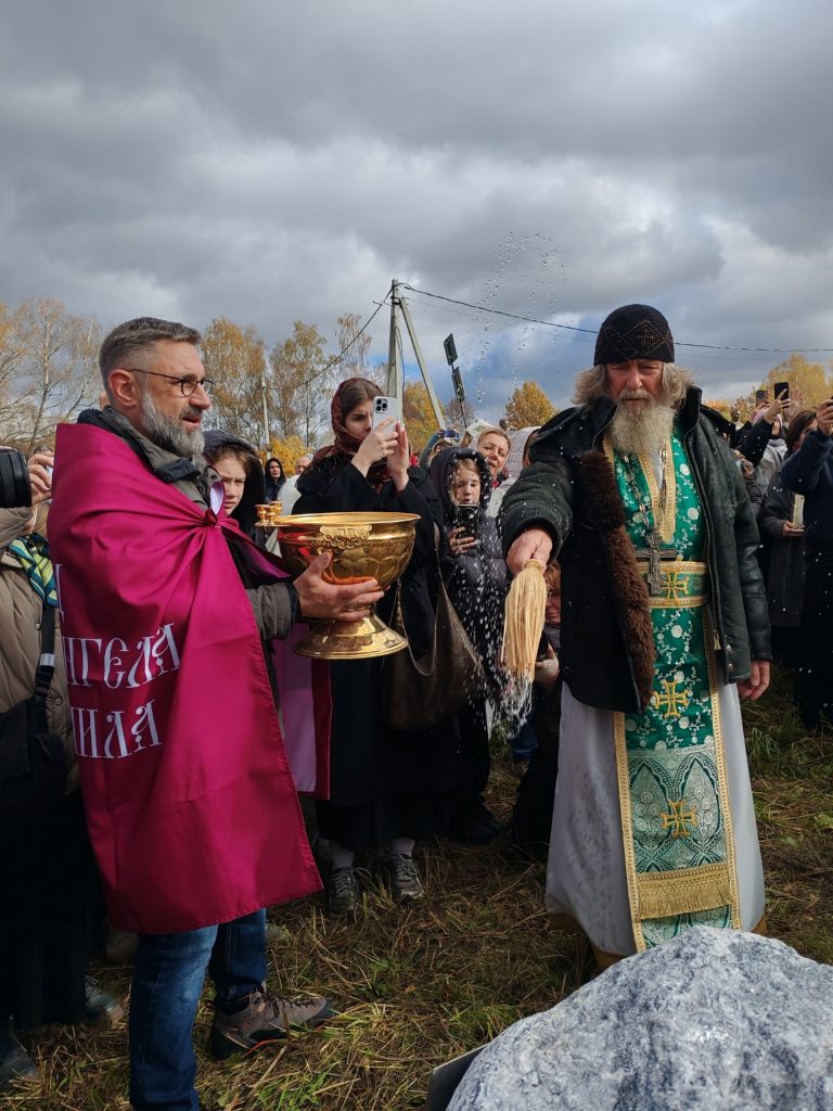 Памятный камень храма вмч. Пантелеимона в деревне Федора Конюхова заложен